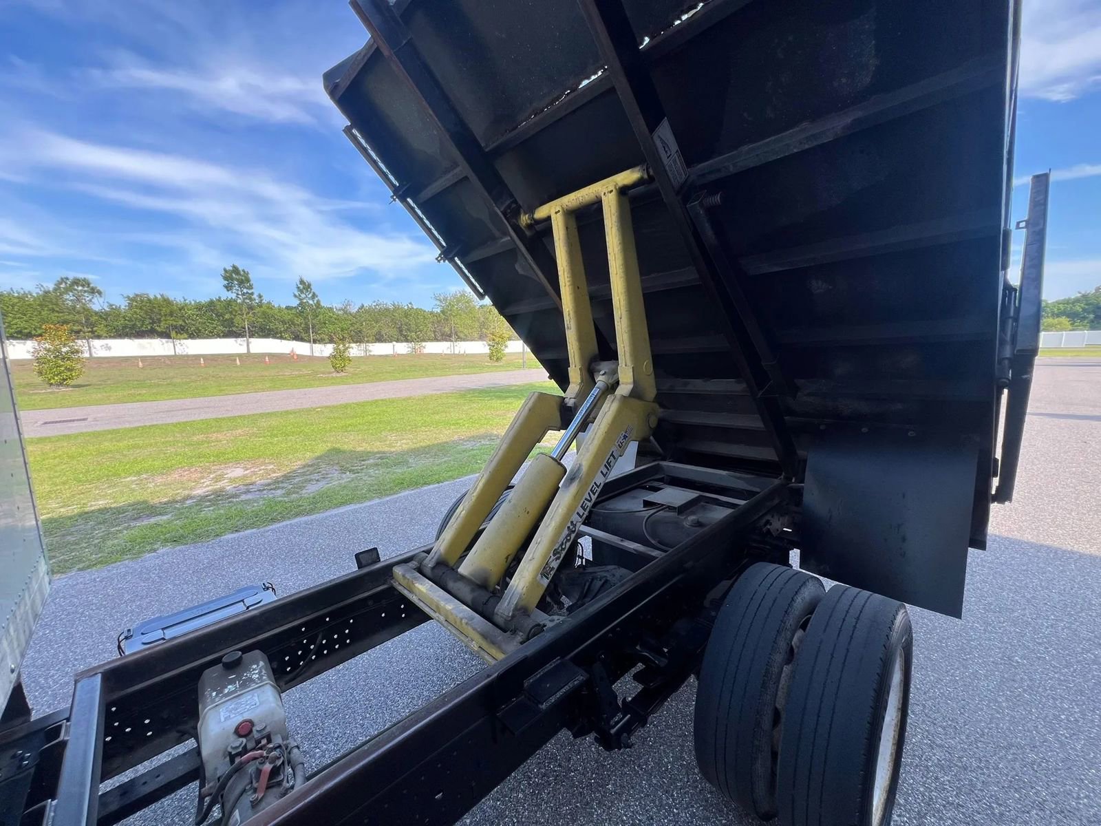 Used 2019 Isuzu NPR RWD image 18
