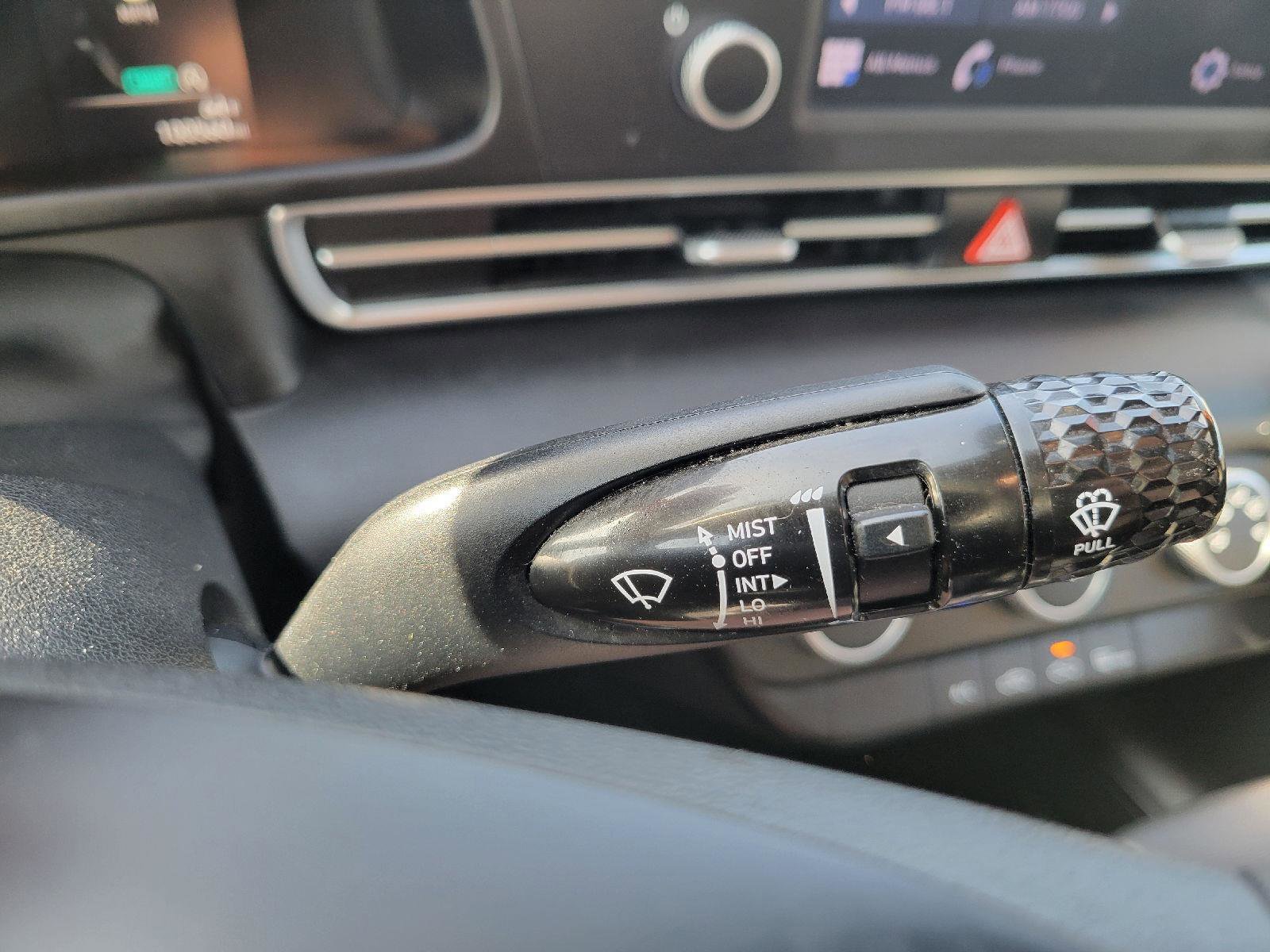 Used 2021 Hyundai Elantra SE FWD image 16