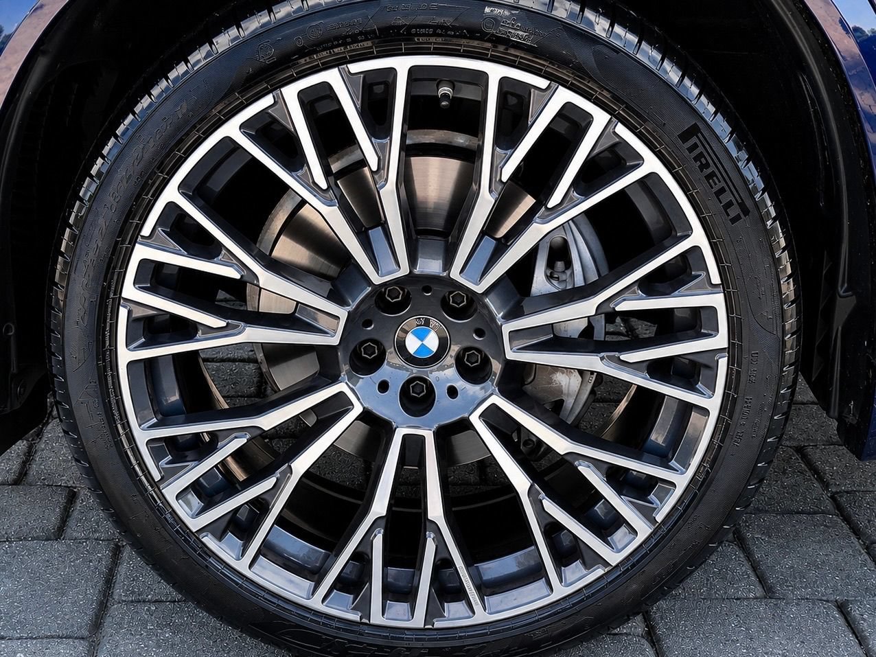 Used 2025 BMW X5 xDrive40i w/ M Sport Package AWD/4WD image 13