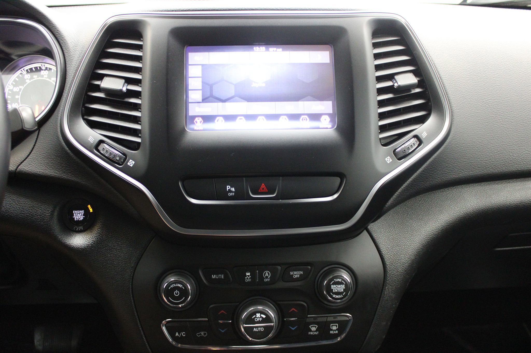 Used 2019 Jeep Cherokee Latitude Plus w/ Comfort/Convenience Group AWD/4WD image 32