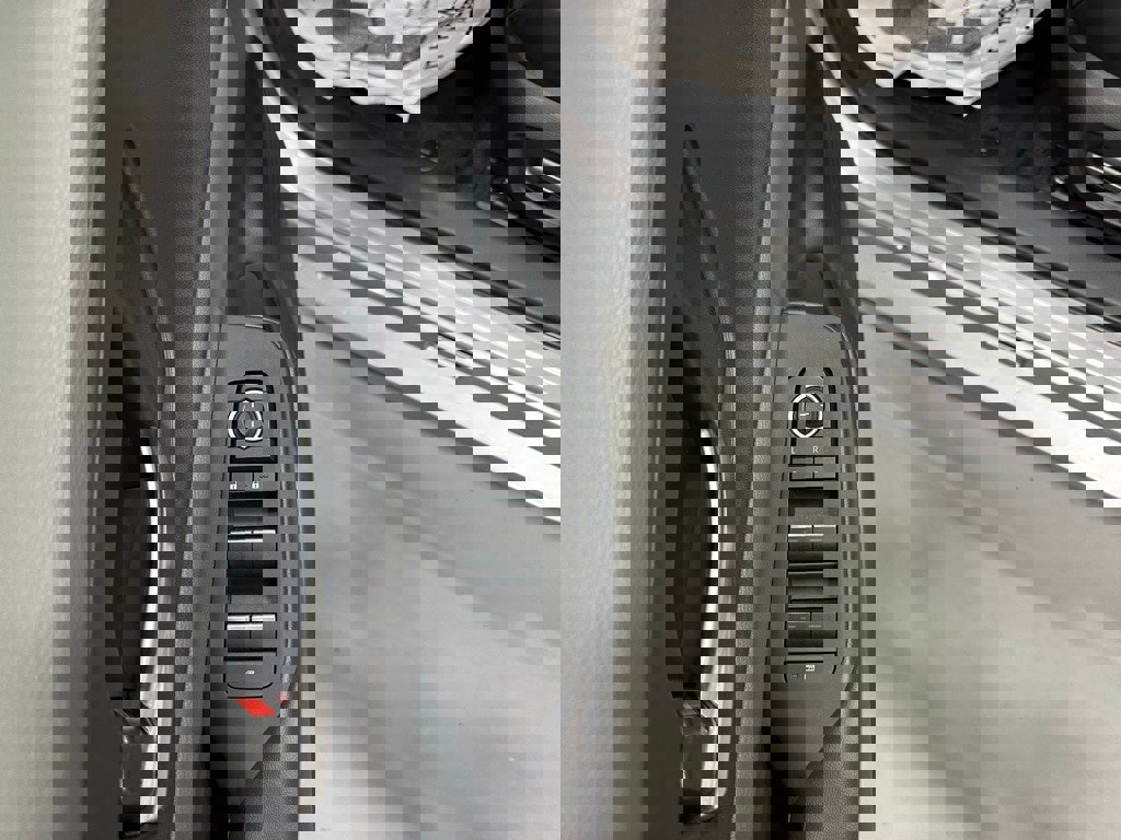 Used 2025 Toyota Prius XLE image 9