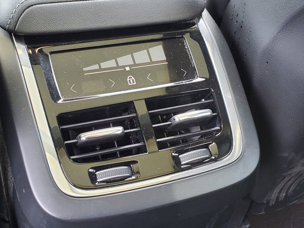 Used 2022 Volvo XC60 B5 Inscription image 13