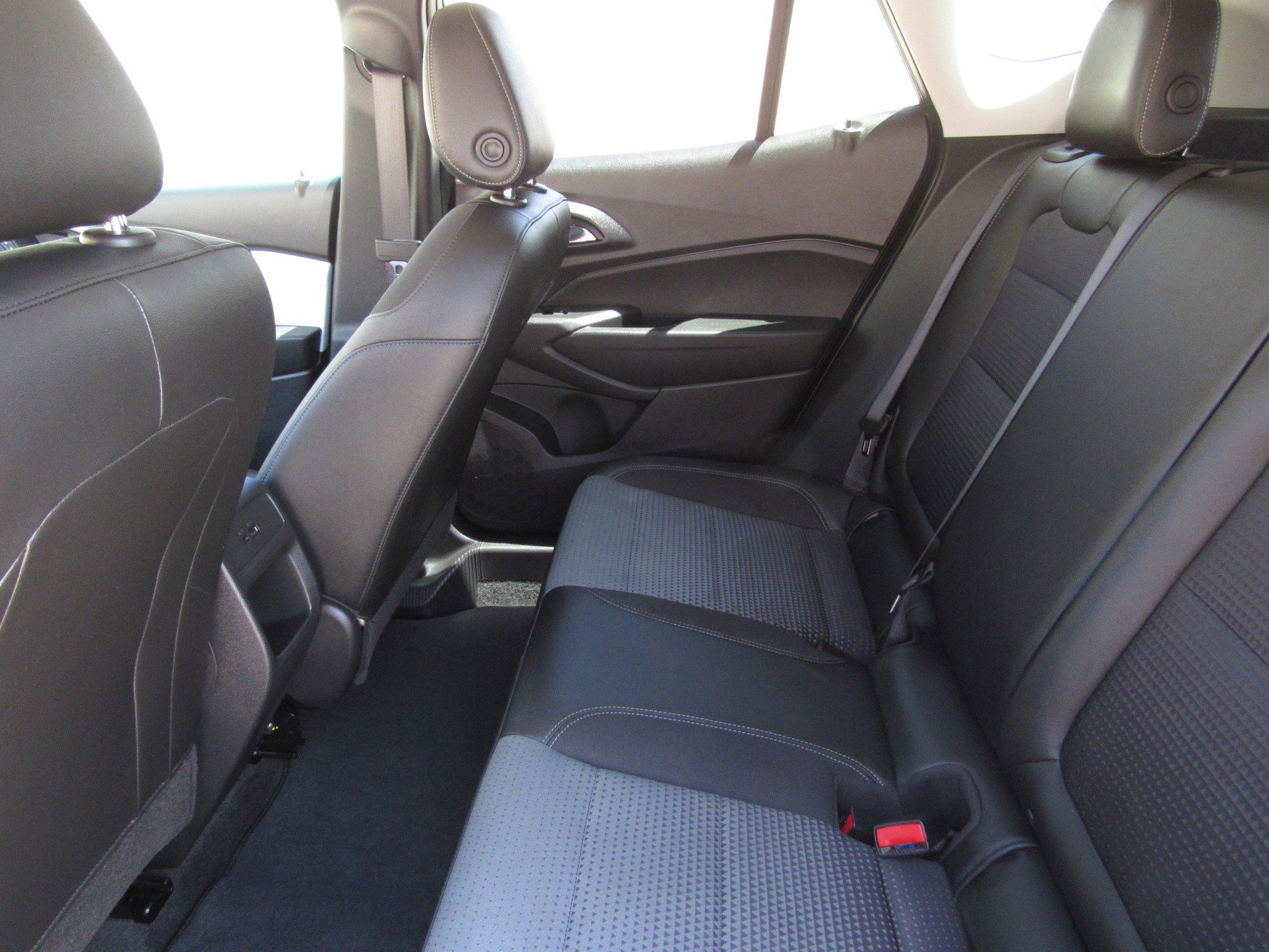 Used 2025 Chevrolet Trax LT w/ LT Convenience Package FWD image 13