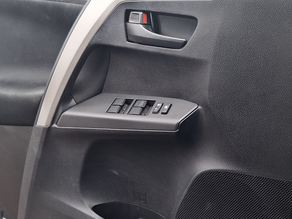 Used 2017 Toyota RAV4 LE FWD image 9