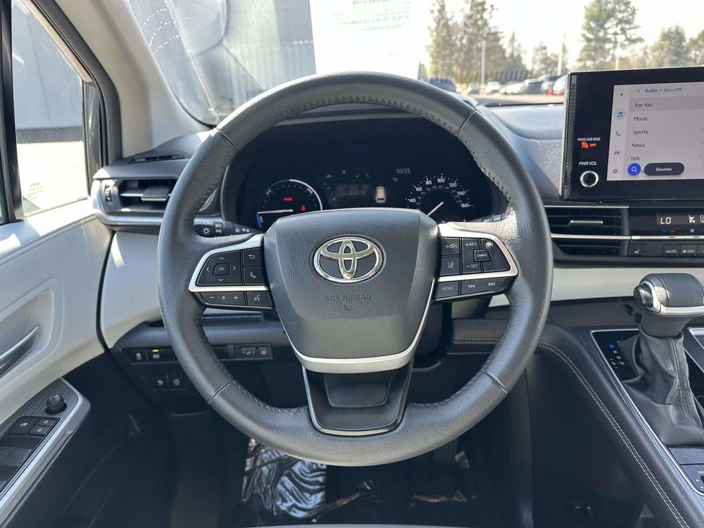 Used 2025 Toyota Sienna XLE image 14
