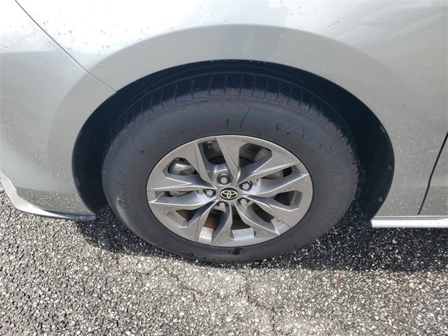 Used 2024 Toyota Sienna XLE image 5