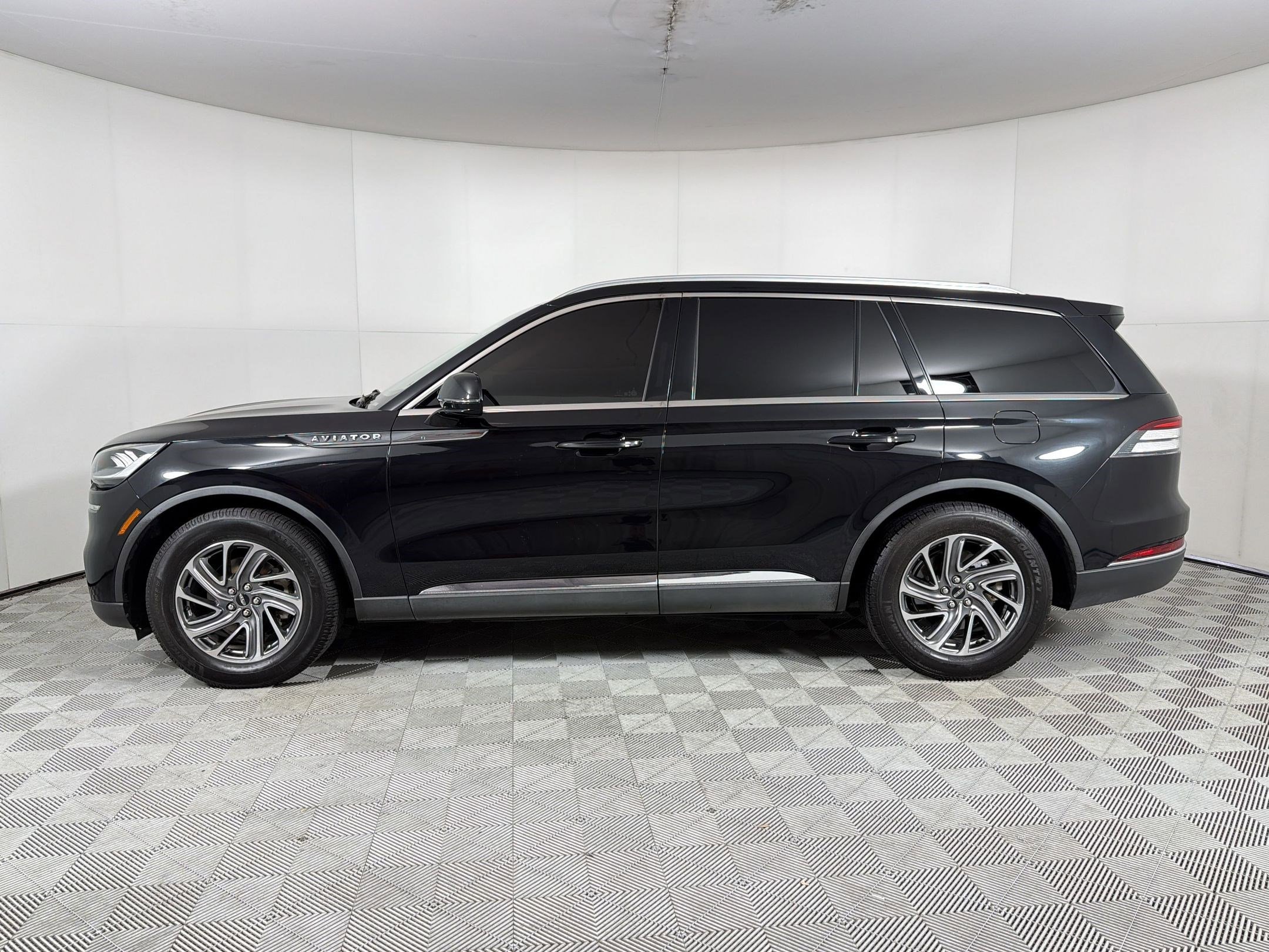 Used 2020 Lincoln Aviator 2WD image 2