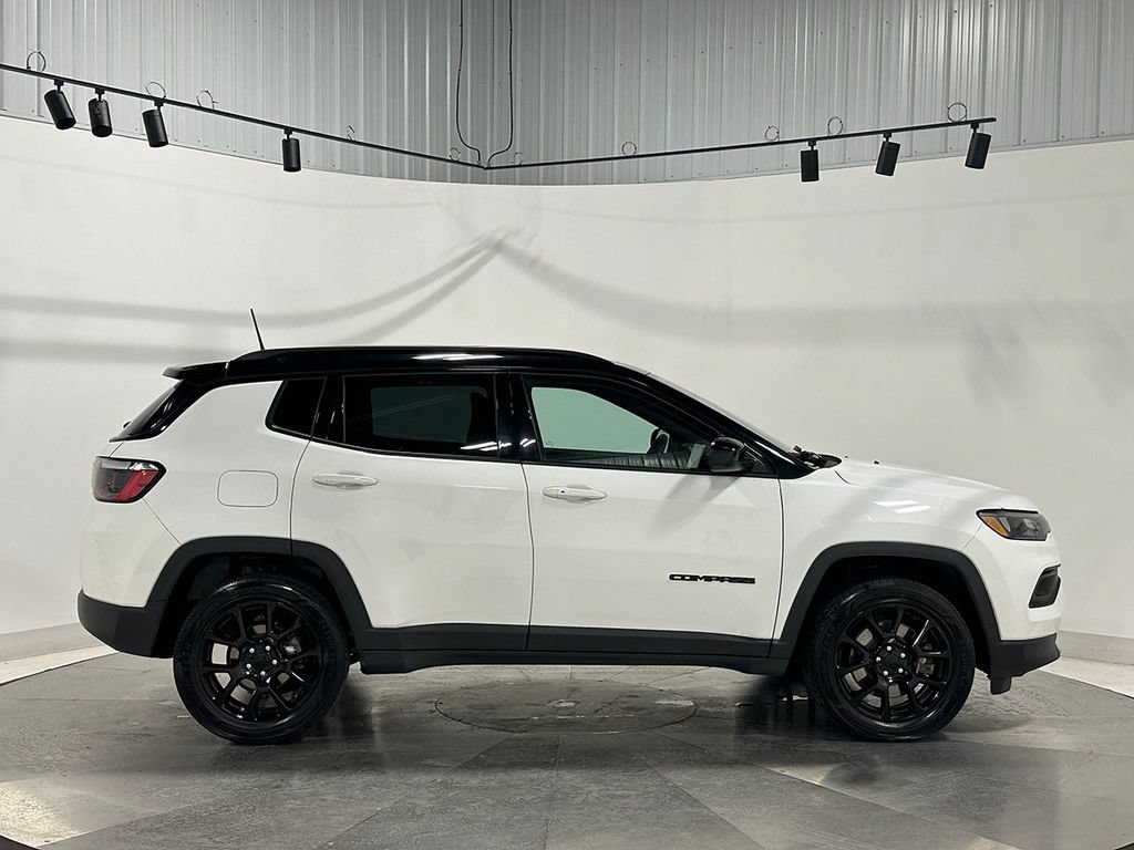 Used 2023 Jeep Compass Latitude AWD/4WD image 10