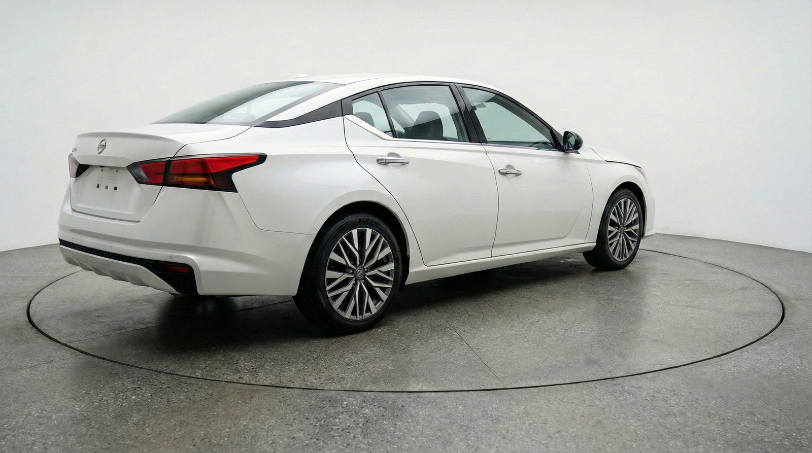 Used 2025 Nissan Altima 2.5 SV image 9