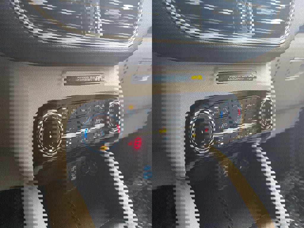 Used 2022 Ford Escape SE w/ SE Sport Appearance Package image 16