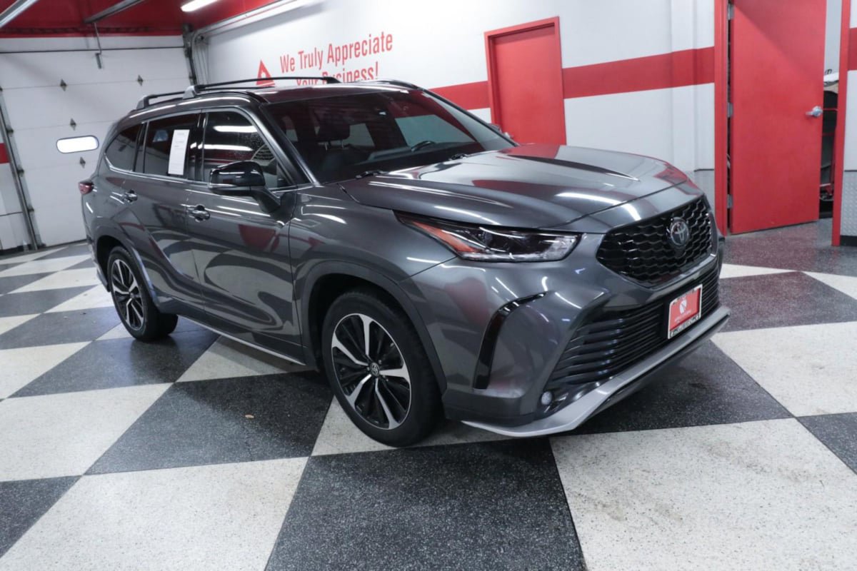 Used 2022 Toyota Highlander XSE FWD image 3