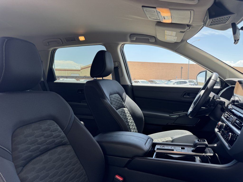 Used 2024 Nissan Pathfinder SV w/ Lighting Package (N92) FWD image 40