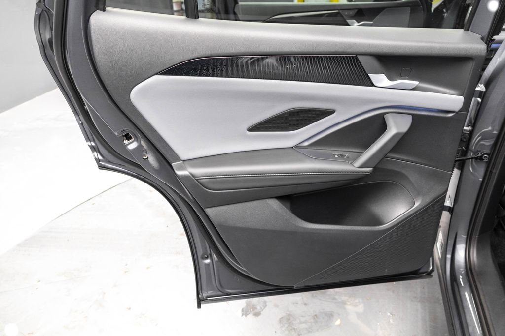 Used 2025 Volkswagen Tiguan SE image 23