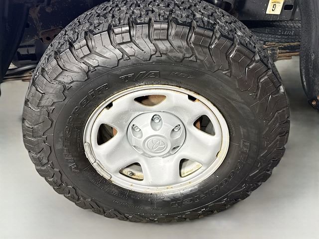 Used 2017 Toyota Tacoma SR AWD/4WD image 31