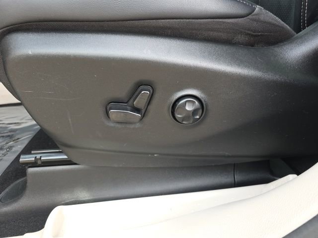 Used 2024 Chrysler Pacifica Touring-L image 25