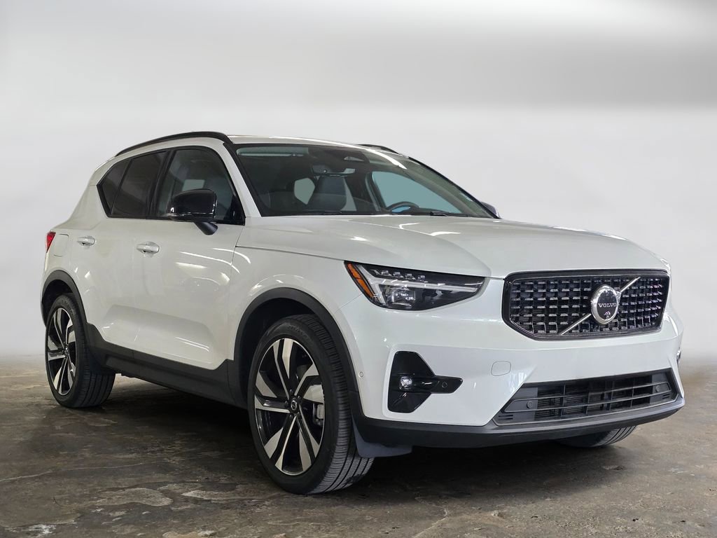 Certified 2024 Volvo XC40 B5 Plus w/ Protection Package Premier AWD/4WD image 3