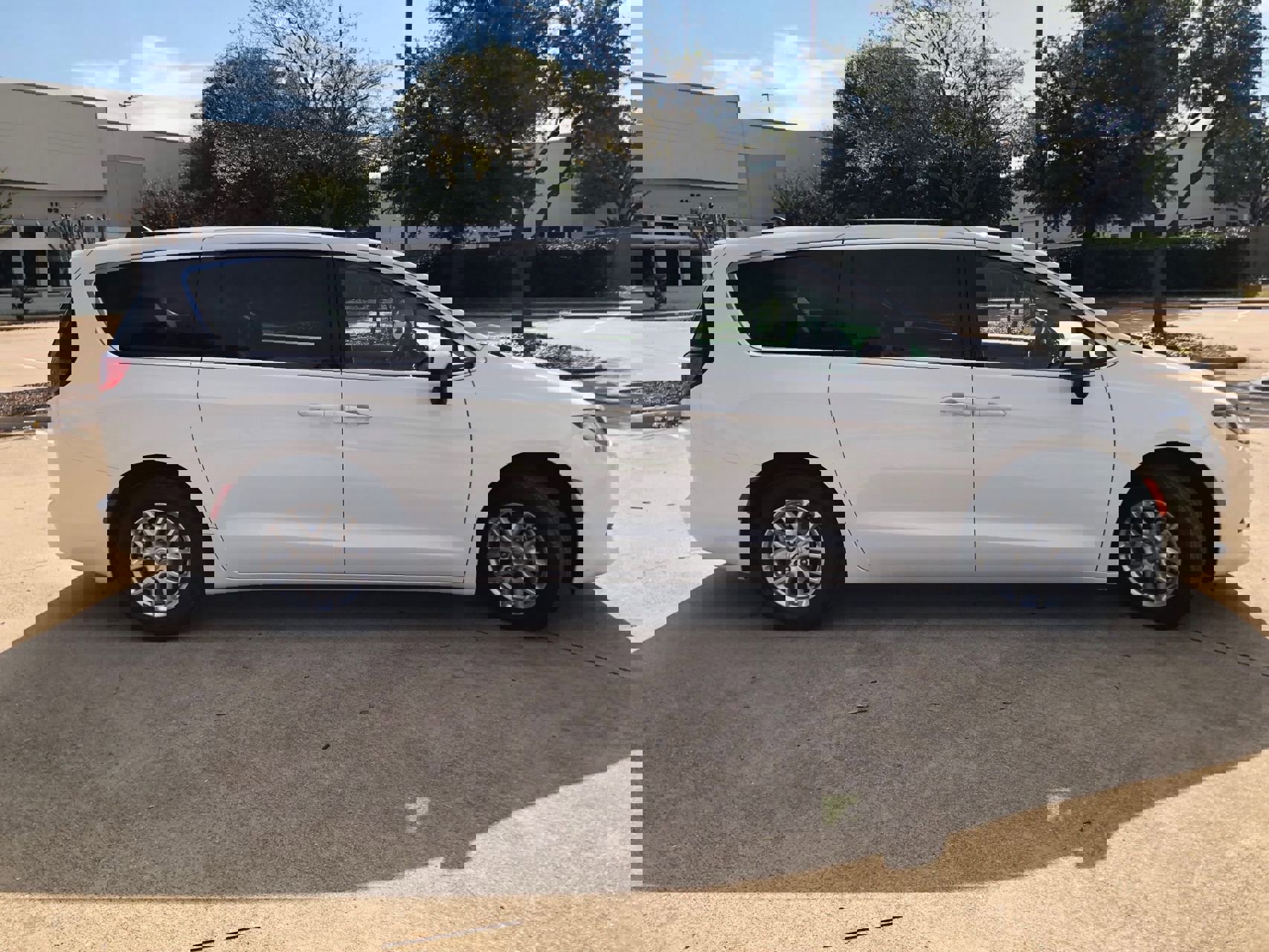 Used 2021 Chrysler Voyager LX image 5