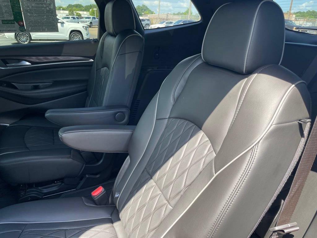 Used 2023 Buick Enclave Avenir w/ Avenir Technology Package AWD/4WD image 17