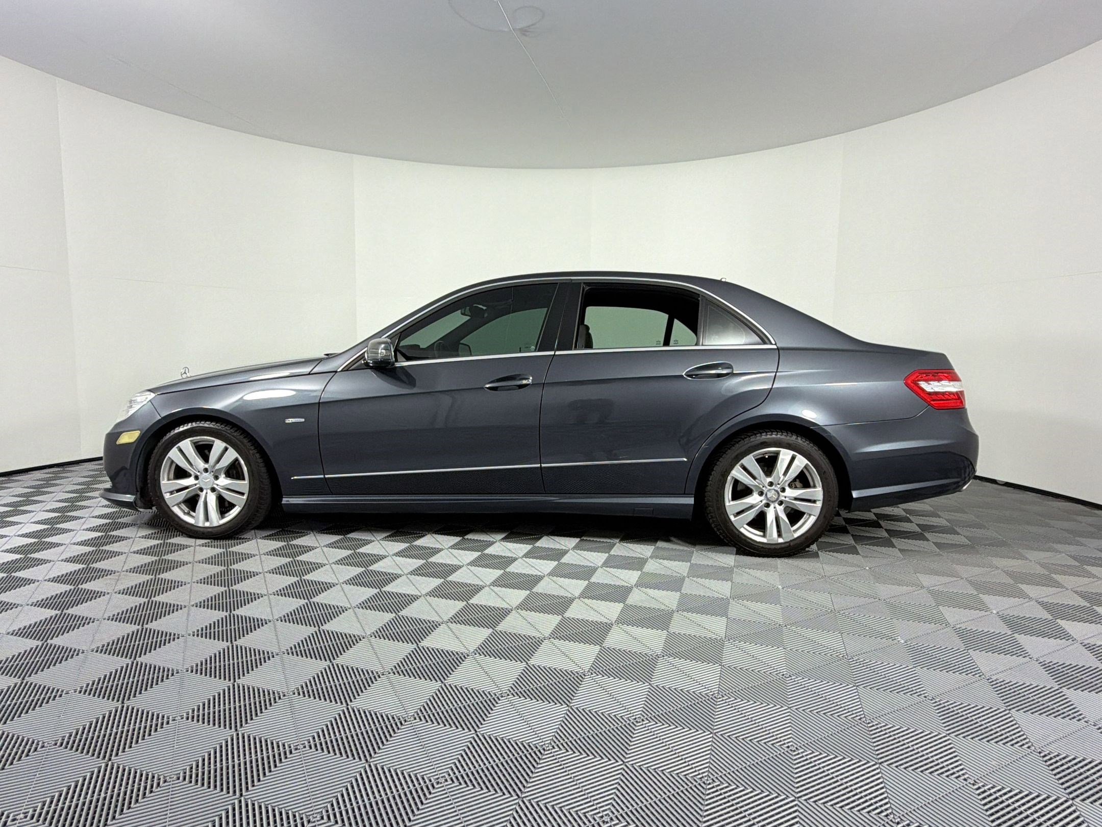 Used 2011 Mercedes-Benz E 350 BlueTEC Sedan image 2