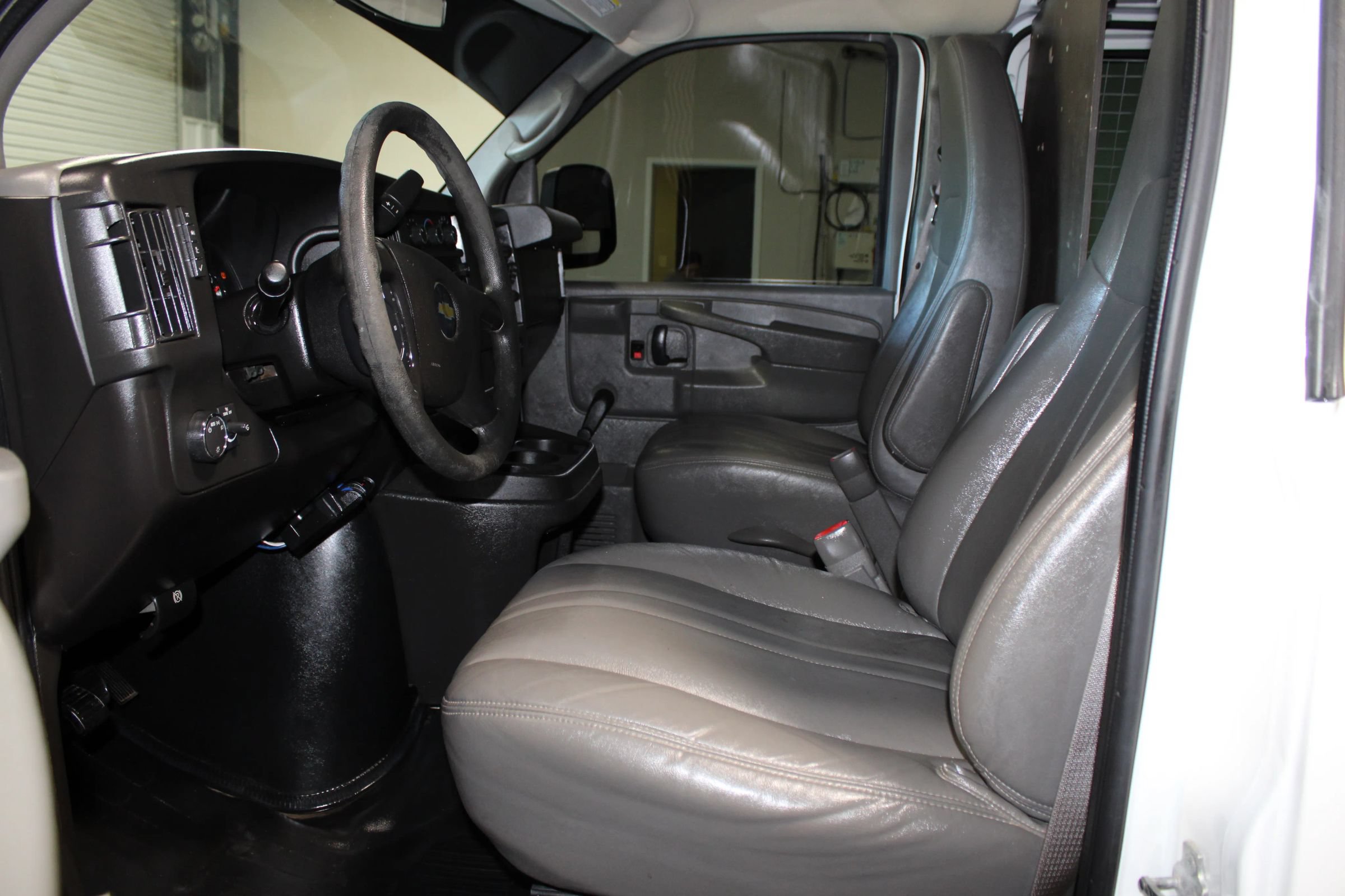 Used 2011 Chevrolet Express 2500 RWD image 8
