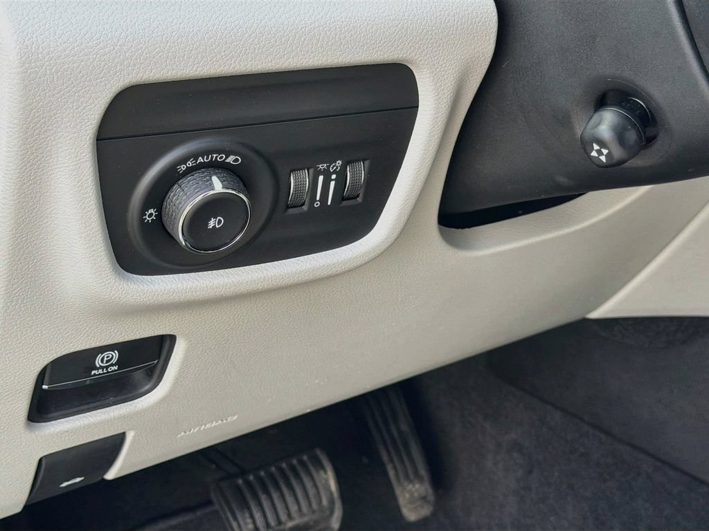 Used 2022 Jeep Grand Cherokee Overland w/ Luxury Tech Group IV AWD/4WD image 10