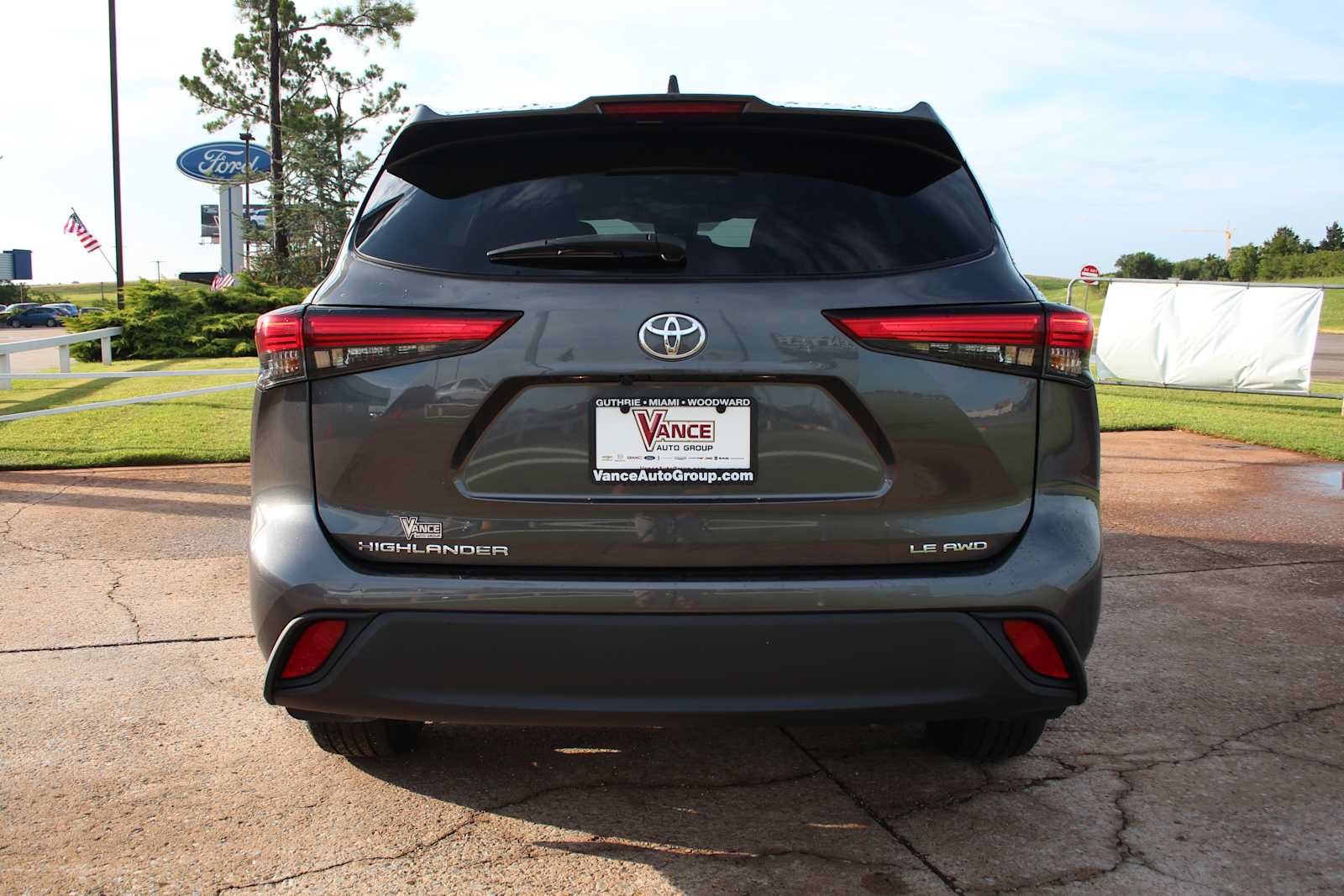 Used 2023 Toyota Highlander LE AWD/4WD image 8