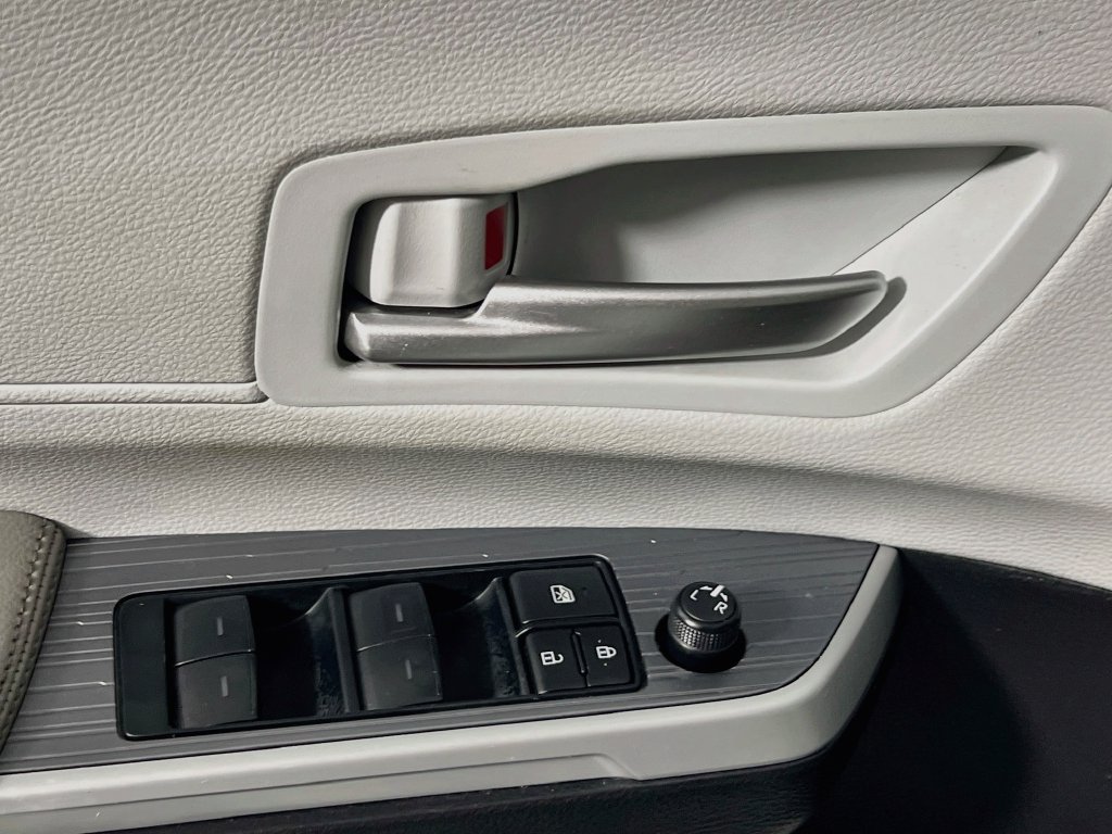 Used 2025 Toyota Sienna XLE FWD image 14