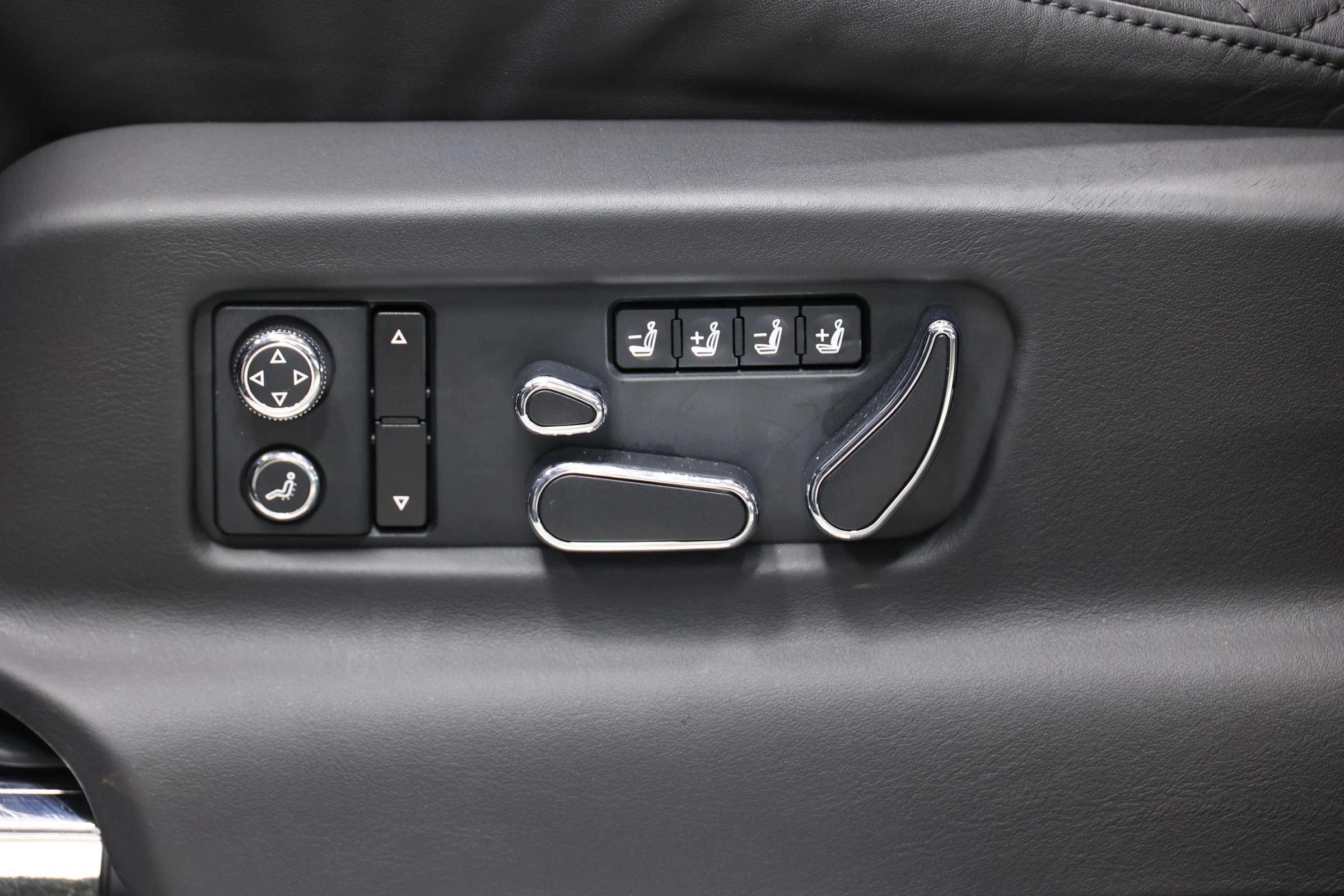 Used 2020 Bentley Bentayga Plug-In Hybrid AWD/4WD image 16
