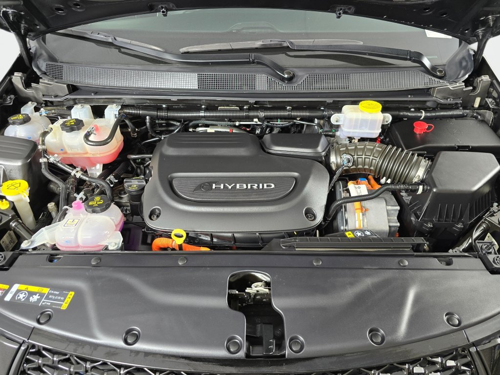 Used 2023 Chrysler Pacifica Limited w/ Uconnect Theater Family Group FWD image 12