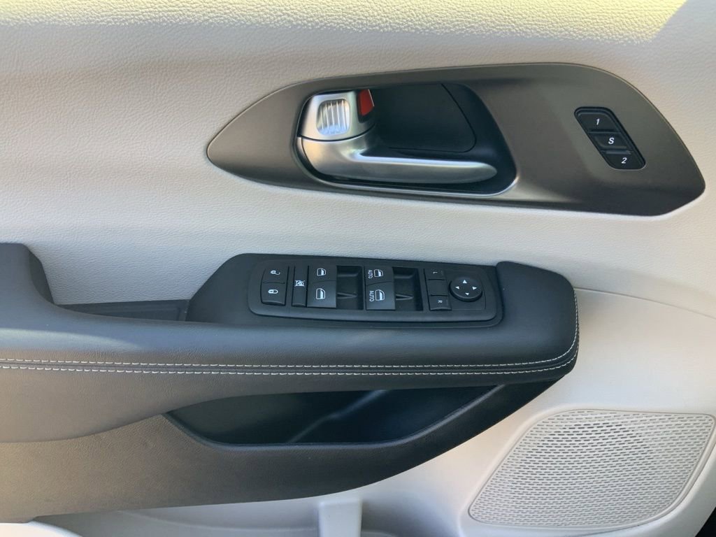 Certified 2024 Chrysler Pacifica Touring-L image 13