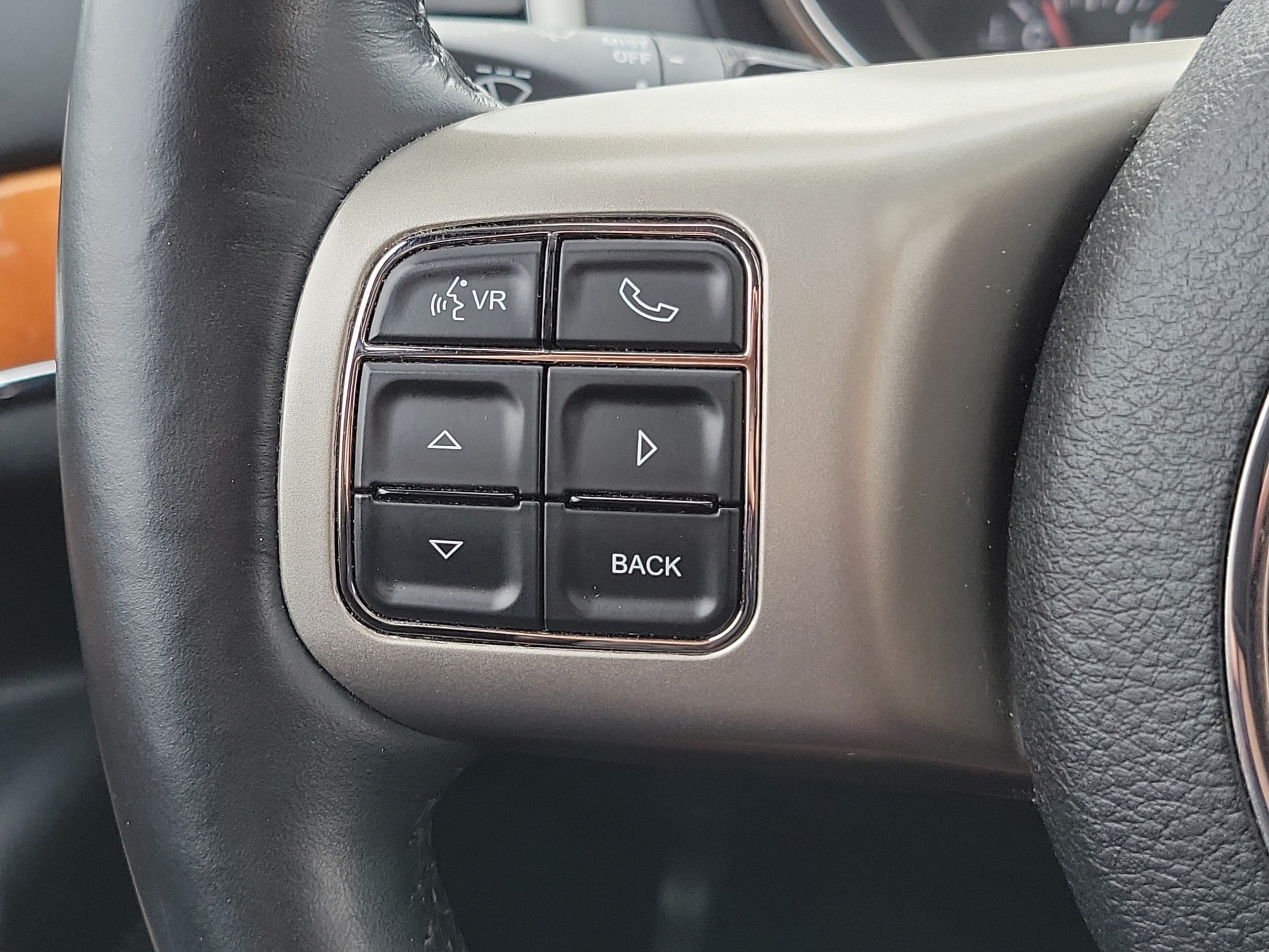 Used 2013 Jeep Grand Cherokee Overland AWD/4WD image 23