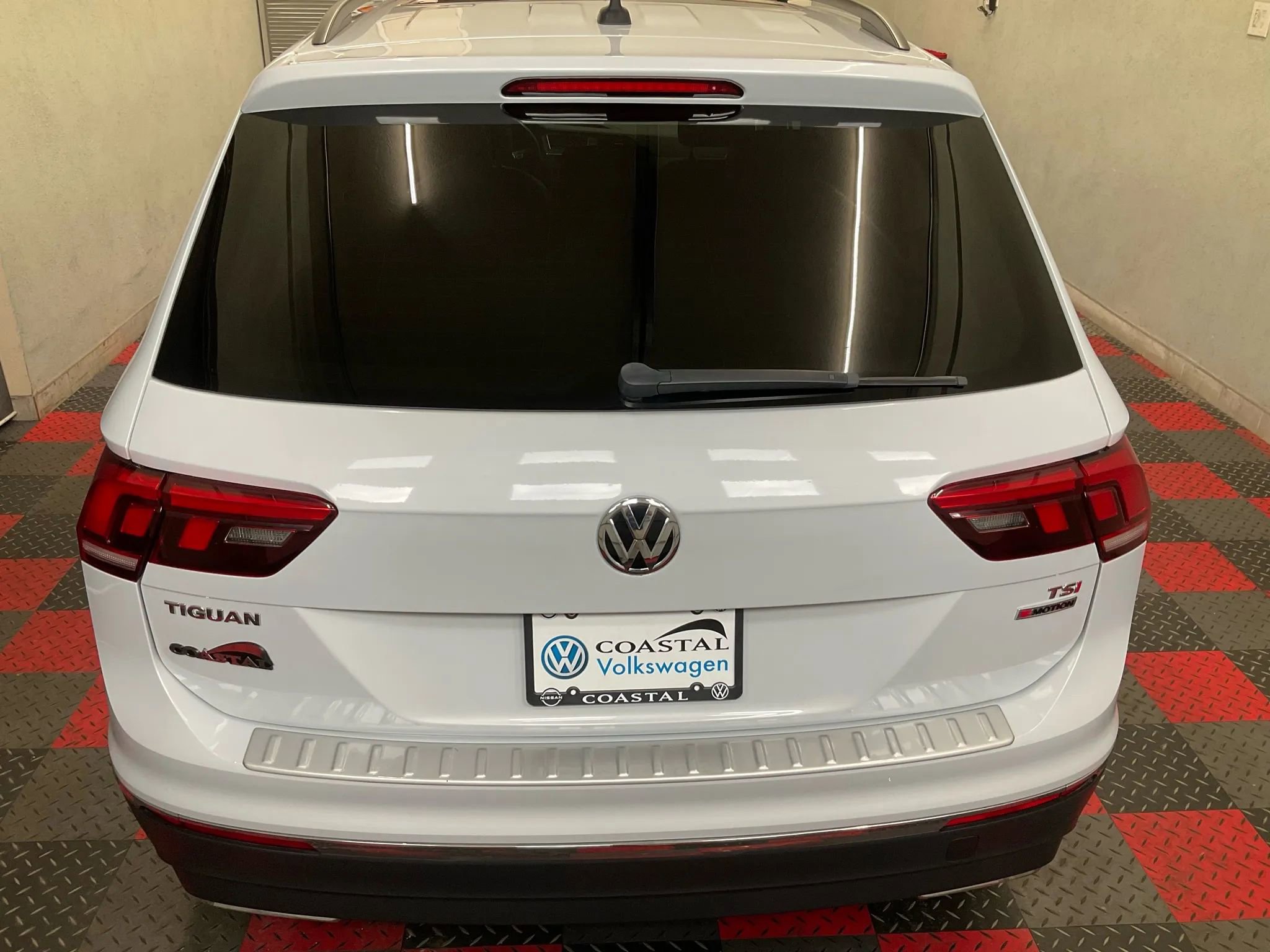 Used 2018 Volkswagen Tiguan SE w/ Panoramic Sunroof Package image 5