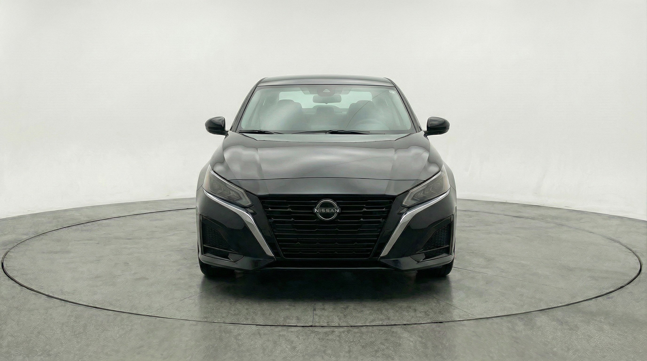 Used 2025 Nissan Altima 2.5 SV FWD image 2