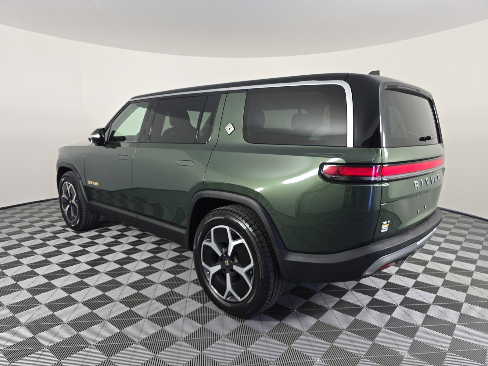 Used 2024 Rivian R1S Adventure image 3