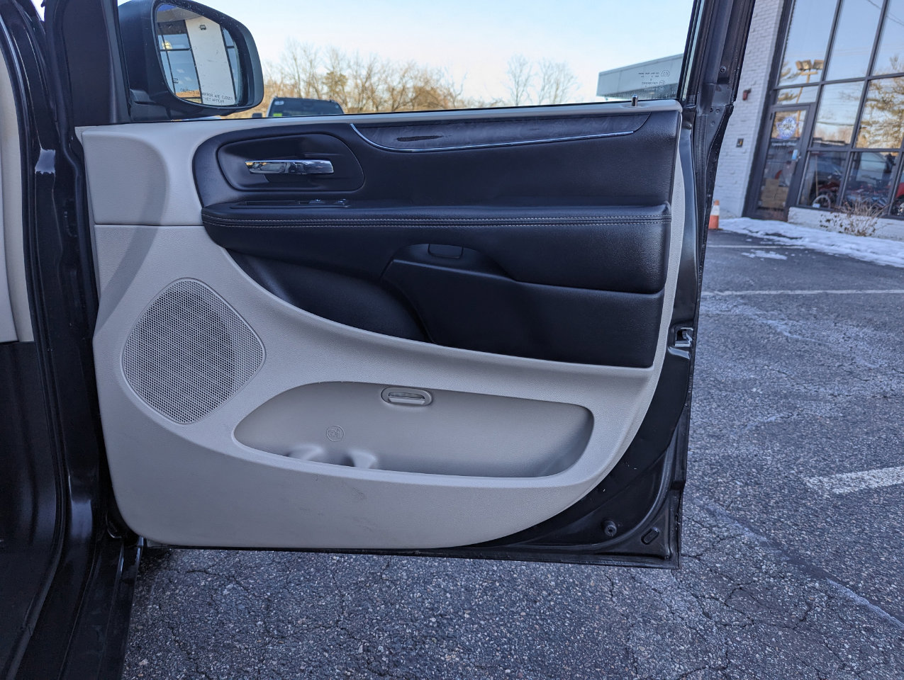 Used 2013 Chrysler Town & Country Touring image 31