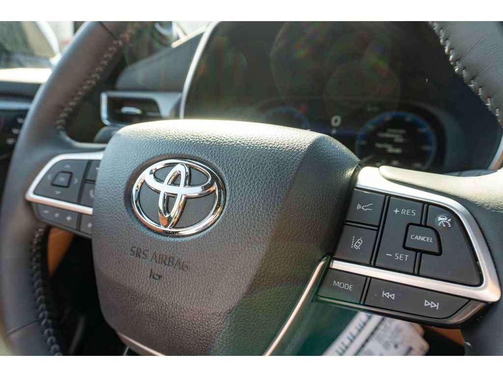 Certified 2026 Toyota Highlander Platinum image 31
