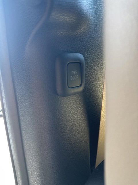 Used 2022 Toyota Sienna Limited image 17