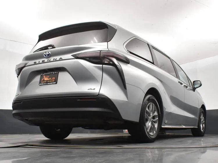 Used 2025 Toyota Sienna XLE image 13