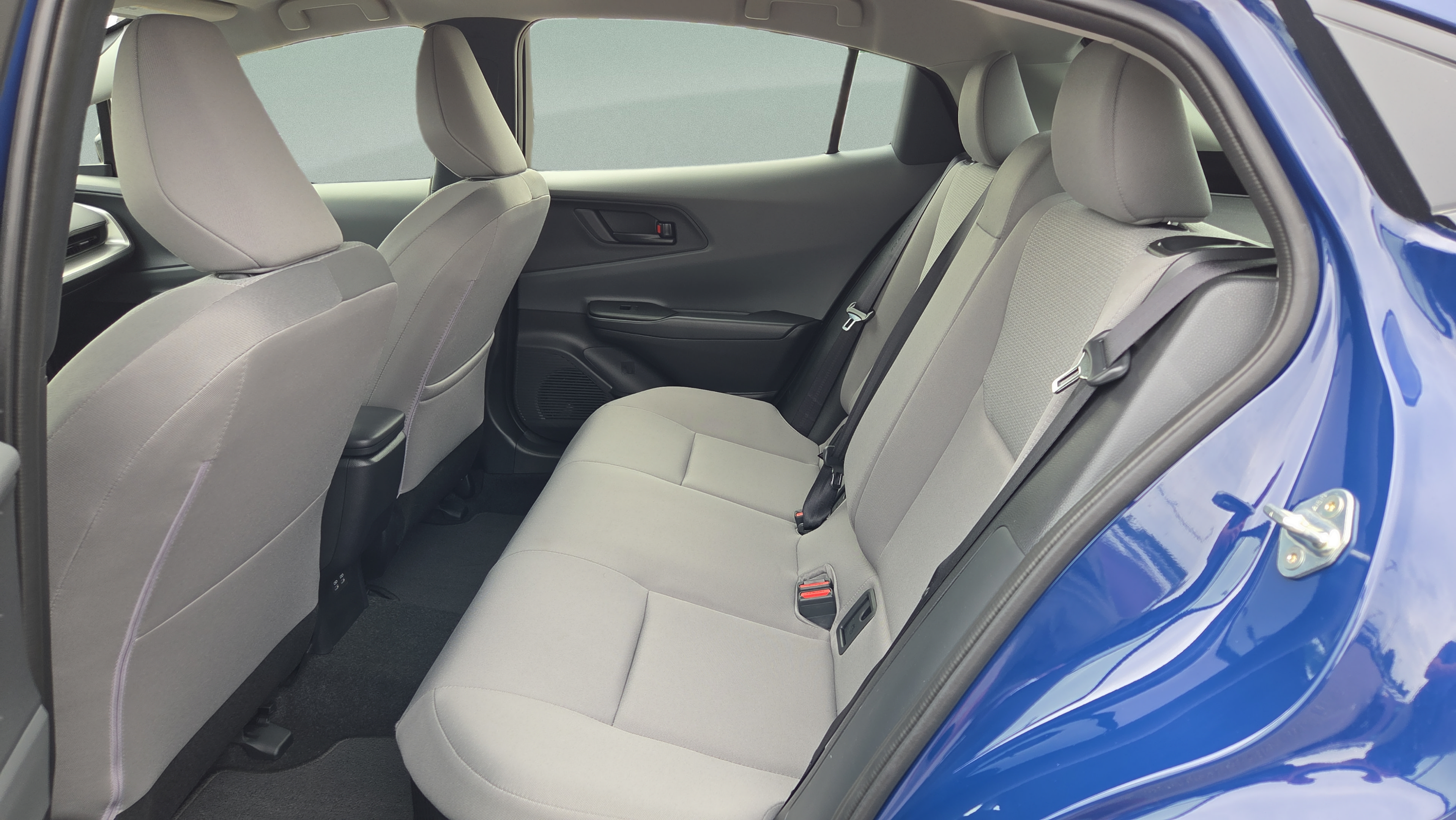 Certified 2025 Toyota Prius LE FWD image 12