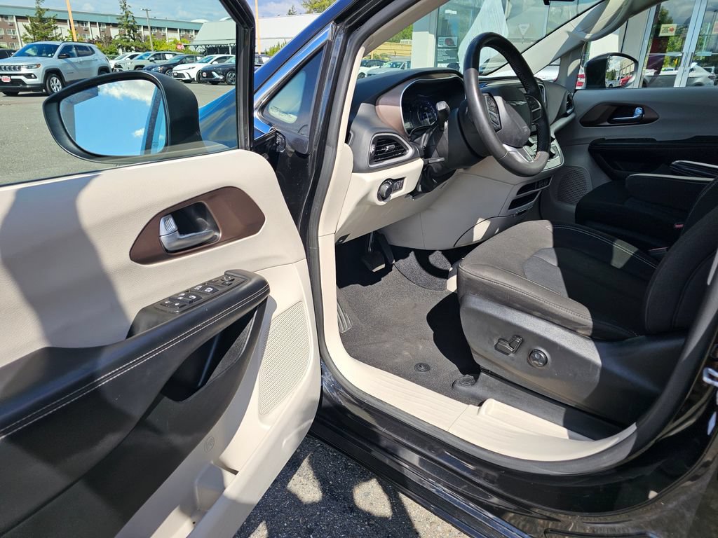 Used 2022 Chrysler Voyager LX FWD image 20