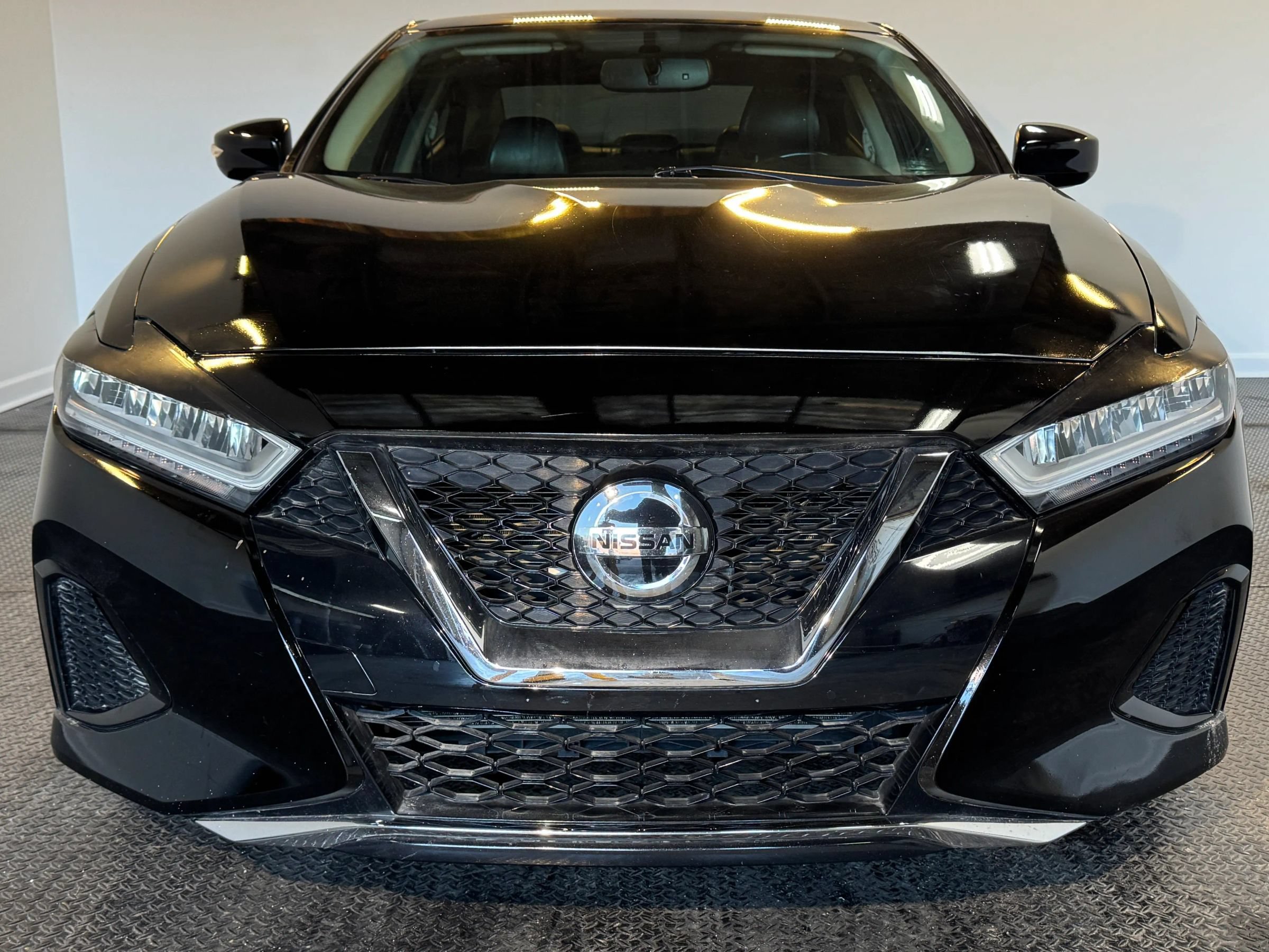 Used 2017 Nissan Maxima SR FWD image 2