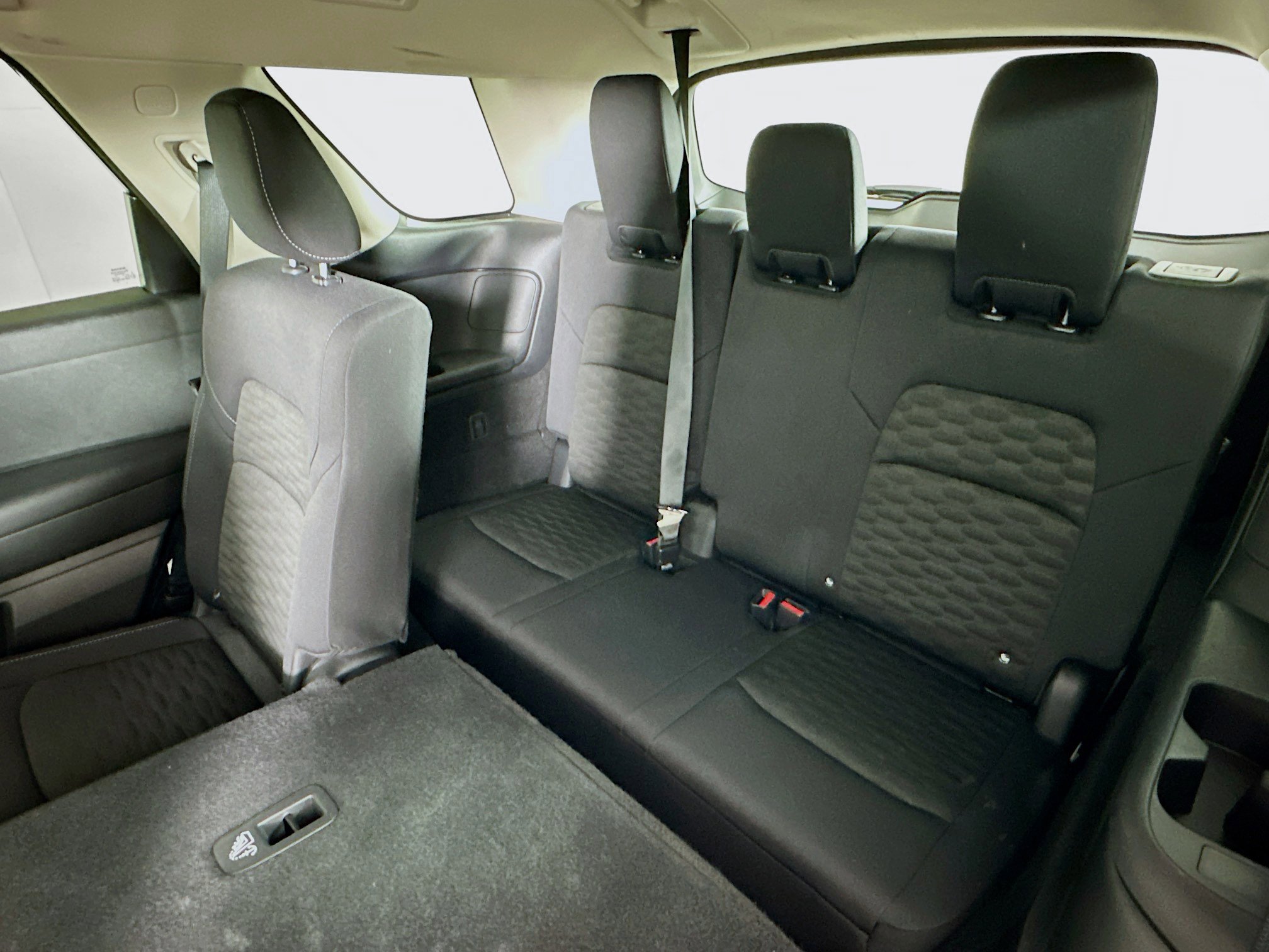 Used 2025 Nissan Pathfinder SV image 28