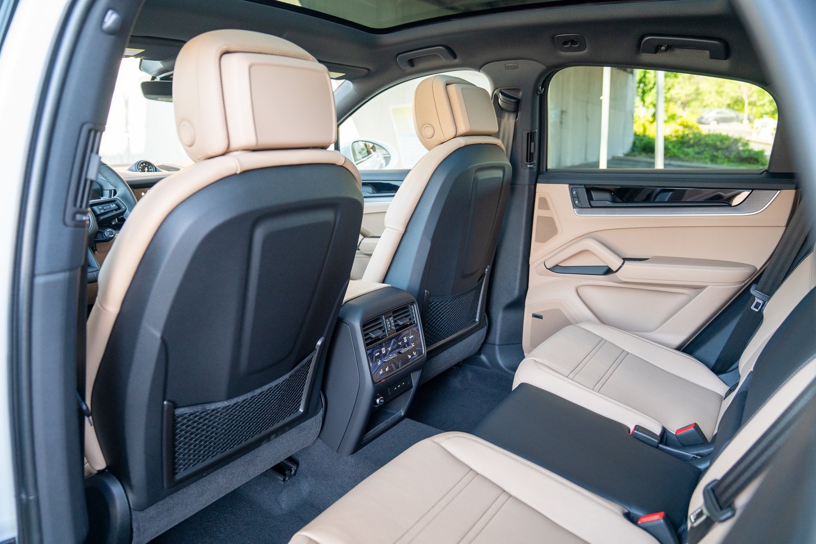 Certified 2025 Porsche Cayenne E-Hybrid Coupe AWD/4WD image 19