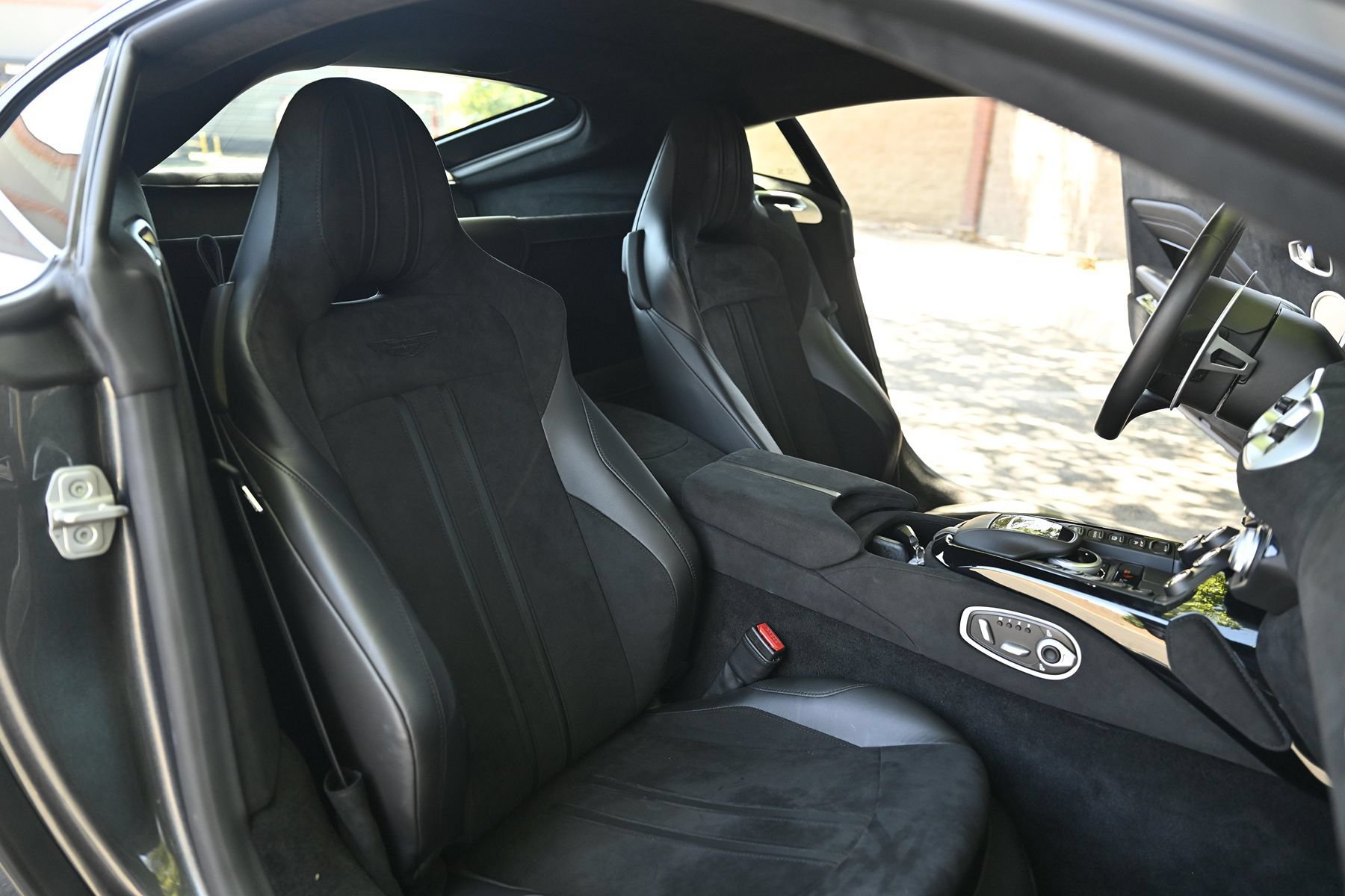 Used 2020 Aston Martin V8 Vantage Coupe RWD image 24