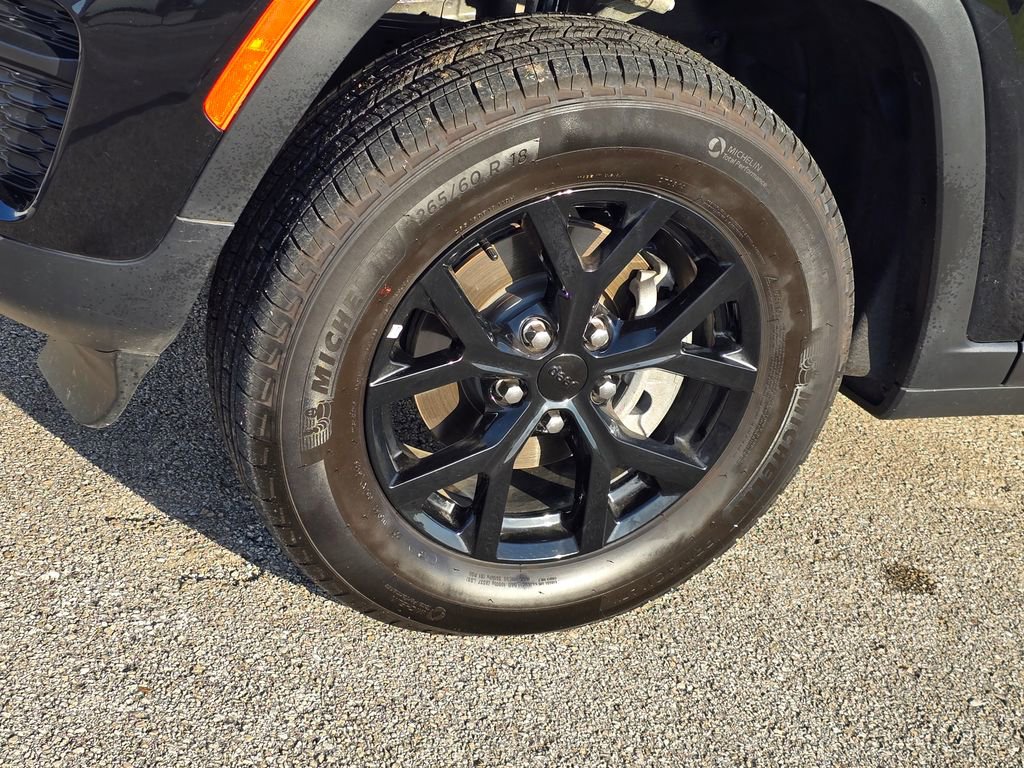 Used 2025 Jeep Grand Cherokee Altitude image 9