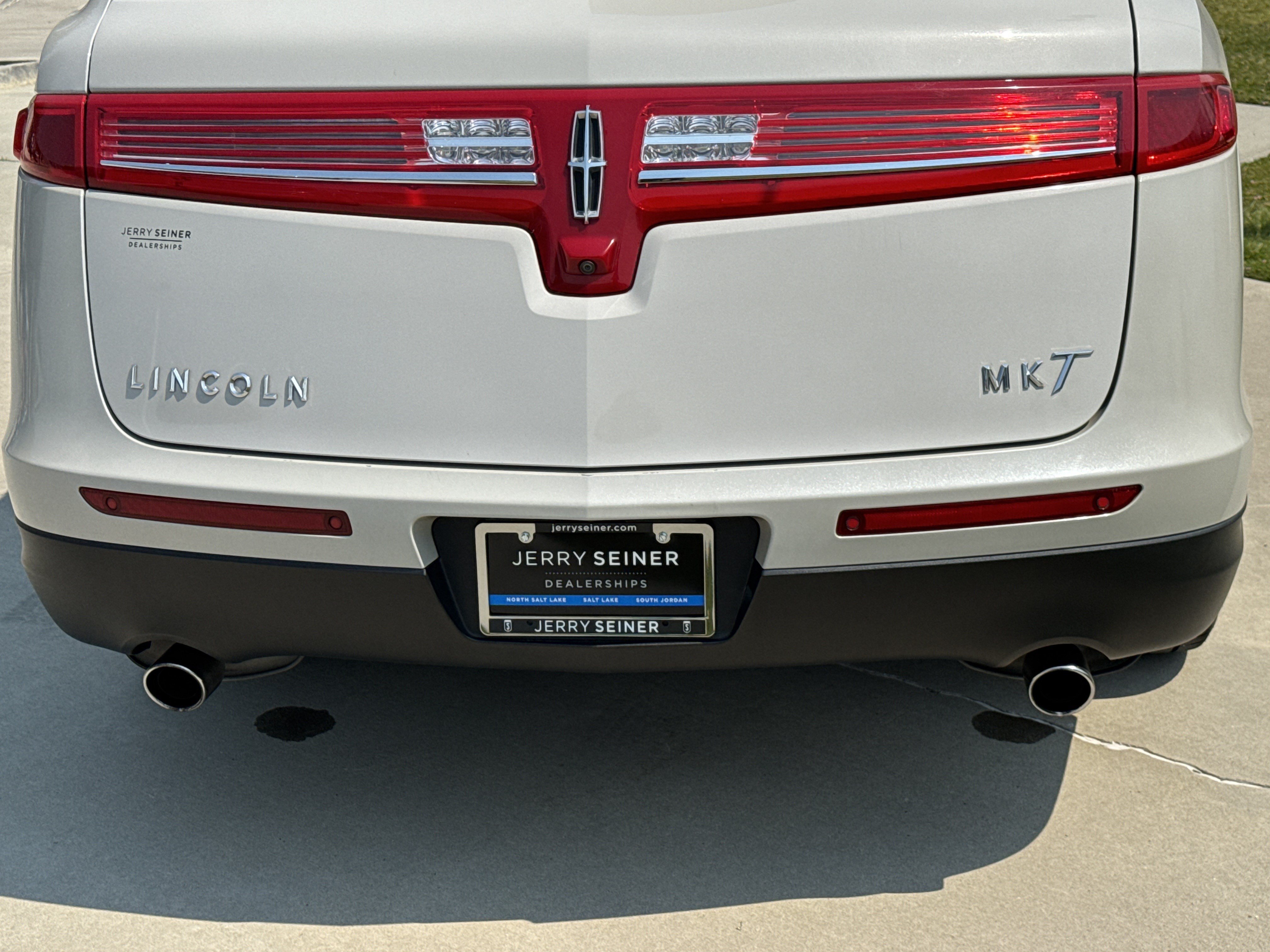 Used 2019 Lincoln MKT AWD image 16