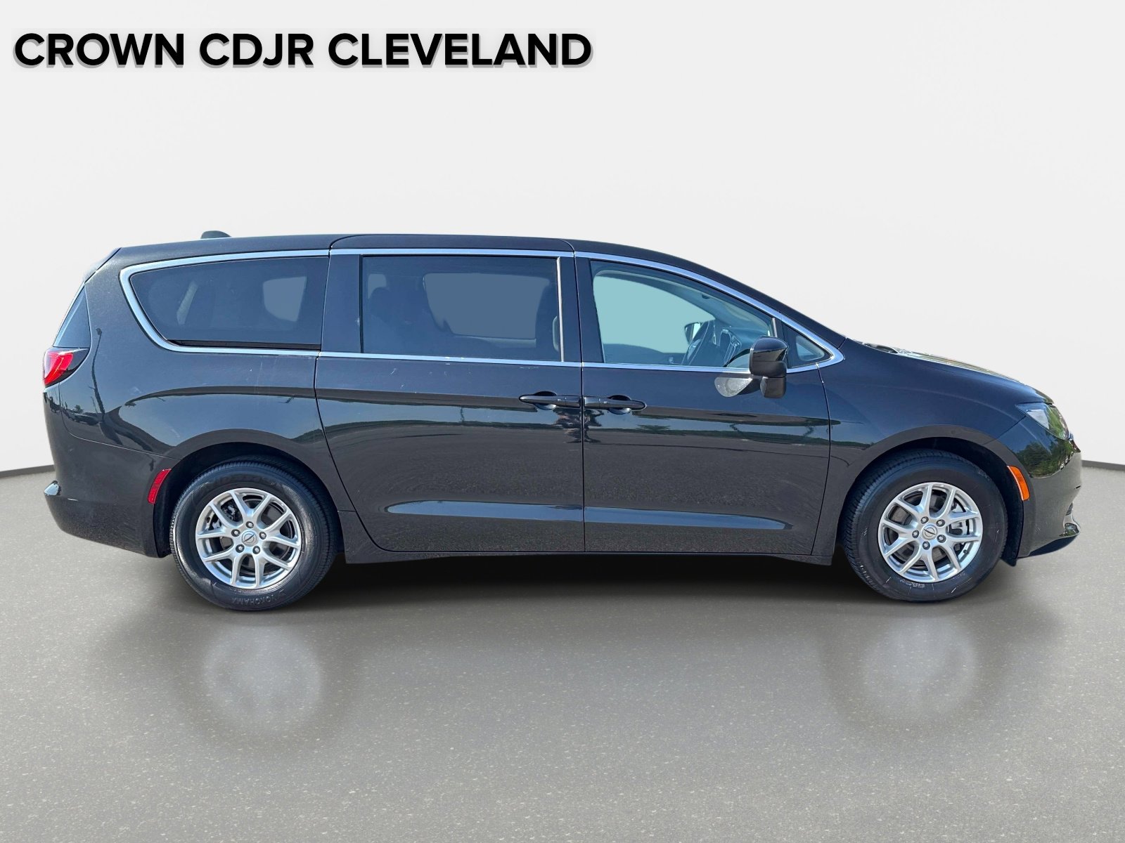 Used 2023 Chrysler Voyager LX FWD image 3