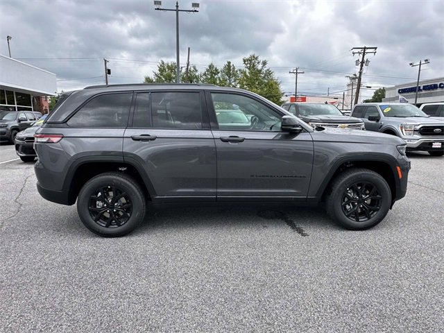 New 2025 Jeep Grand Cherokee Altitude image 30