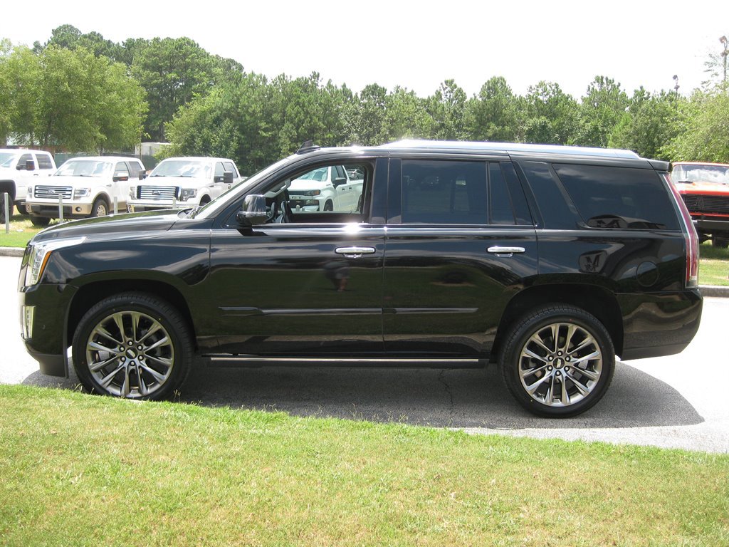 Used 2019 Cadillac Escalade Premium Luxury w/ Escalade Sport Edition image 4