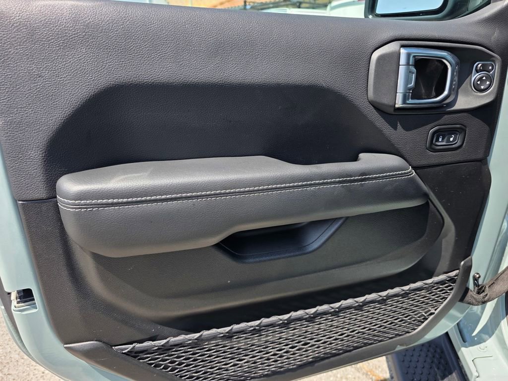 Used 2023 Jeep Wrangler Unlimited Sahara AWD/4WD image 13